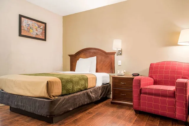 Standard, Double Bed, Econo Lodge Holland - Toledo 2/5