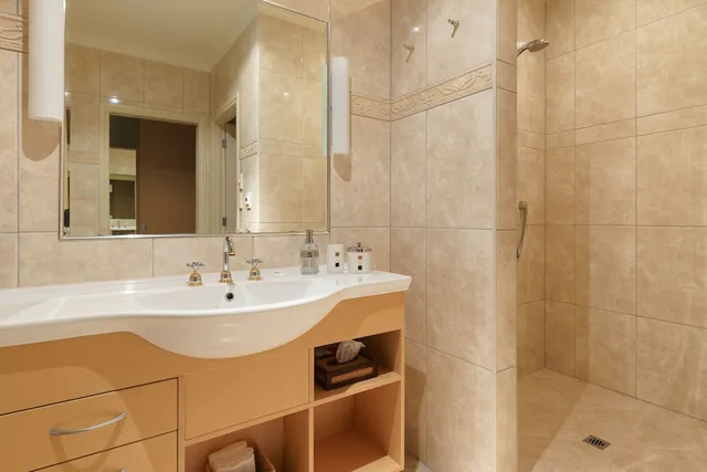 Luxury, Twin Beds, King Bed, Partial Lake View, Private Bathroom، Chalet Eiger 7/10