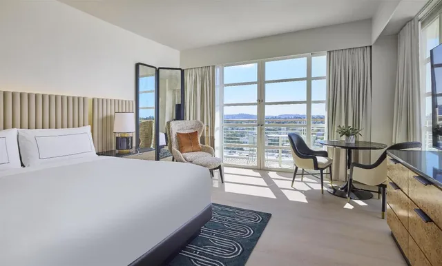 غرفة بريميير بسرير كينج لذوي الإعاقة، Cameo Beverly Hills, LXR Hotels & Resorts 2/7