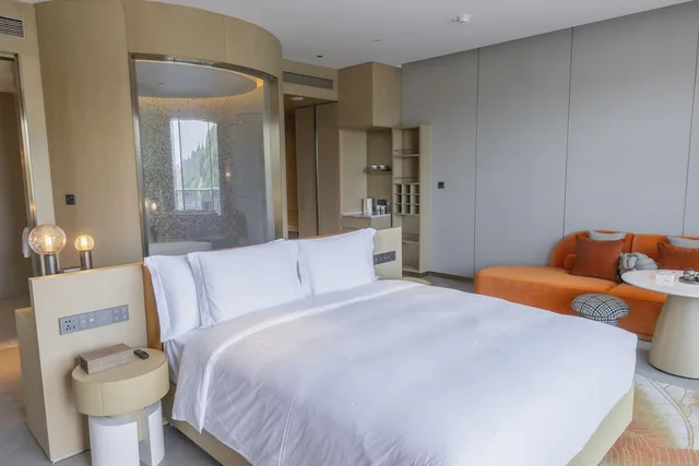 غرفة بريميوم بسرير كينج لذوي الإعاقة، Hotel Indigo Hangzhou Tianmushan by IHG 1/3