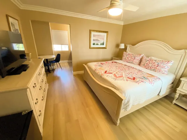 غرفة بسرير كينج بإطلالة جزئية على البحر، Cliff House Inn 1/3