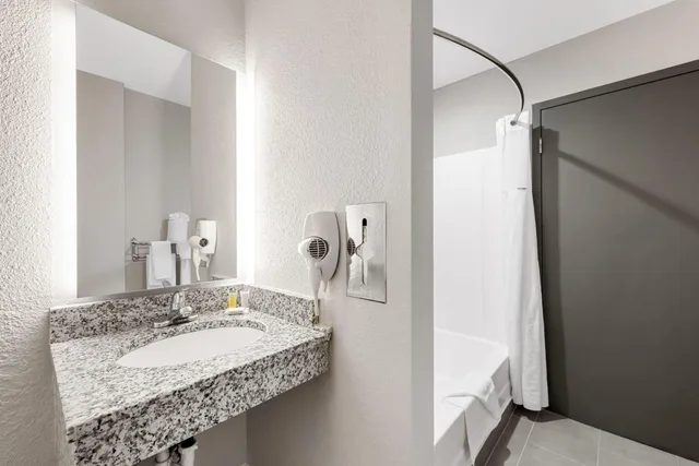 جناح بسرير كوين مع أريكة، Microtel Inn & Suites by Wyndham Greenville / Woodruff Rd 6/7