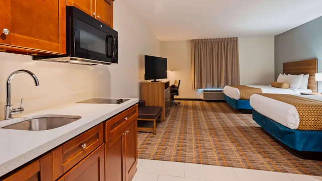 جناح بسريرين كوين بغرفة نوم واحدة مع أريكة بمطبخ، Best Western Ingleside Inn & Suites 3/4