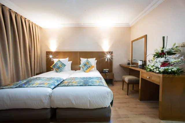 غرفة قياسية بسريرين منفصلين مع أريكة، Argana Hotel 7/10