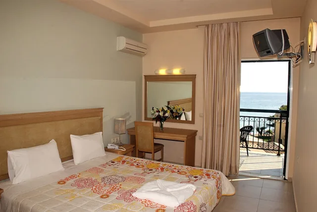 غرفة بسرير مزدوج أو سريرين منفصلين بإطلالة على البحر، Glyfada Beach 6/10