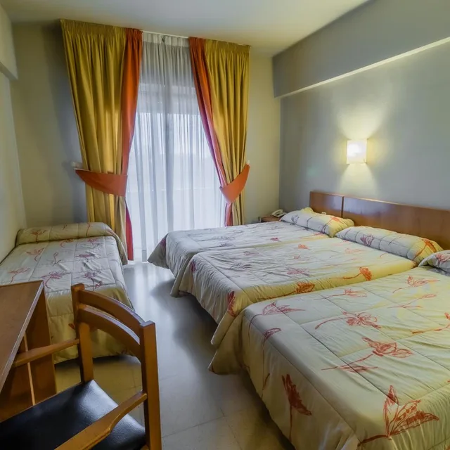غرفة رباعية، Alhama Hotel 3/10