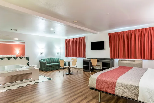 Room, King Bed, Smoking, Motel6 Barkeyville, PA 10/10