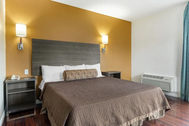 غرفة بسرير كينج مع أريكة، Riverside Inn & Suites 1/5