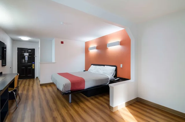Deluxe, Suite, King Bed, Hot Tub, Motel6 Moss Point, MS 2/4