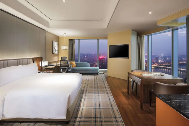 Deluxe, Executive, King Bed, River View, Hilton Fuzhou 4/10