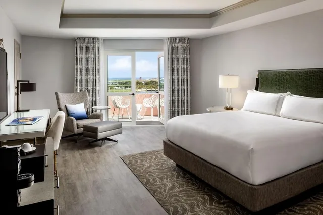 Tower, Guest Room, King Bed, Bay View, Balcony، The Vinoy Resort & Golf Club Autograph Collection 1/3