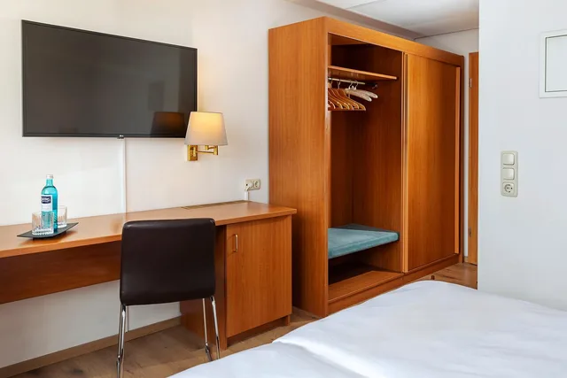 Economy, Queen Bed, ACHAT Hotel Frankfurt Maintal 4/6