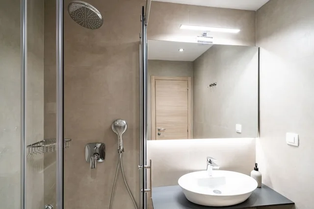 شقة بسرير مزدوج بشرفة بغرفة نوم واحدة مع أريكة في الطابق الأرضي، Bacan Serviced Apartments 7/10