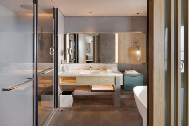 جناح بسرير كينج بإطلالة على البحر بشرفة، Qinhuangdao Marriott Resort 4/4