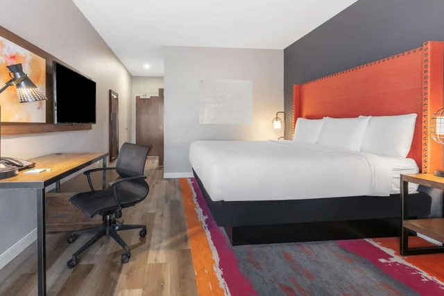غرفة بسرير كينج بحوض استحمام لذوي الإعاقة، La Quinta Inn And Suites By Wyndham Lewisville 2/6