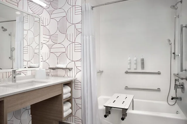 استوديو بسرير كينج بحوض استحمام لذوي الإعاقة، Home2 Suites by Hilton Weston Ft. Lauderdale 2/3