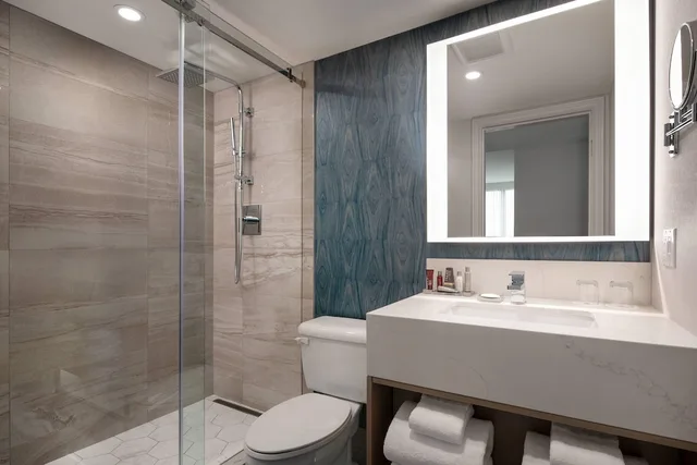 جناح تنفيذي ركني بسرير كينج بإطلالة على المدينة مع أريكة، Vancouver Airport Marriott Hotel 9/10