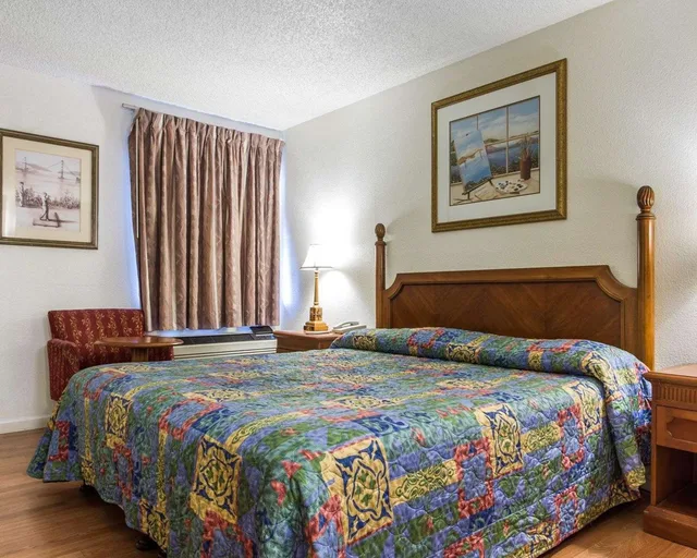 غرفة بسرير كينج لغير المدخنين، Solano Inn Vallejo Napa Valley / Six Flags 2/3