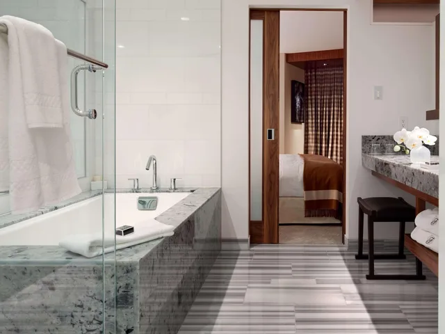 Signature, King Bed, Harbour and Mountain View، Fairmont Pacific Rim 2/2