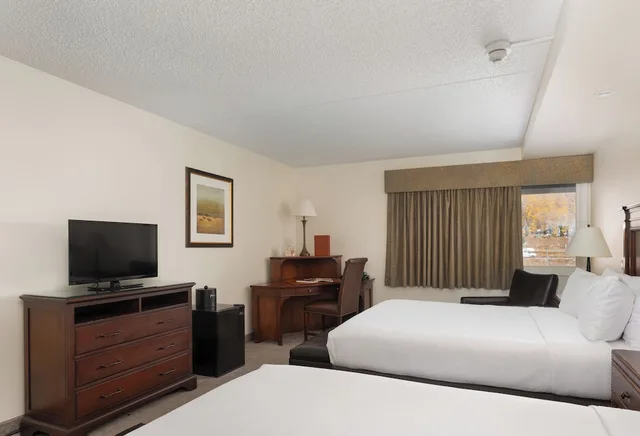 غرفة قياسية بسريرين كوين بإطلالة على الجبل، Evergreen Lodge 2/7