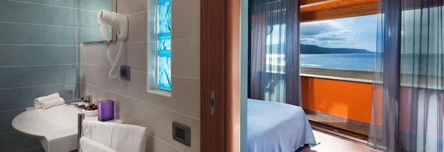 غرفة ديلوكس بسريرين منفصلين بإطلالة على البحر، Hotel Al Gabbiano 6/7