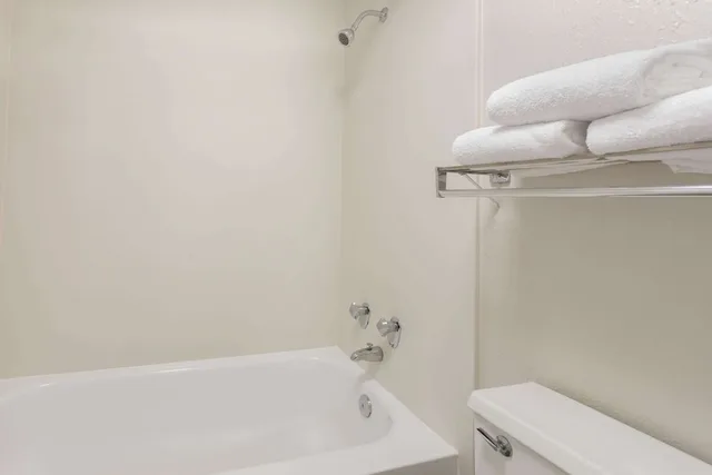 غرفة بسرير كينج لذوي الإعاقة، Baymont By Wyndham Greenville Woodruff Rd 10/10