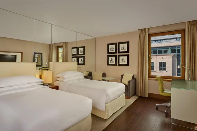 غرفة كلوب بسريرين منفصلين مع دخول صالة النادي، Sheraton Grand Hotel And Spa 1/5