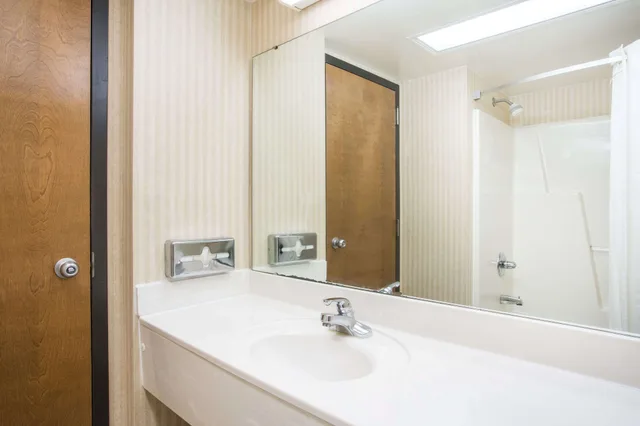 Business, King Bed, South Tower، Days Inn & Suites by Wyndham Sutton Flatwoods 3/3