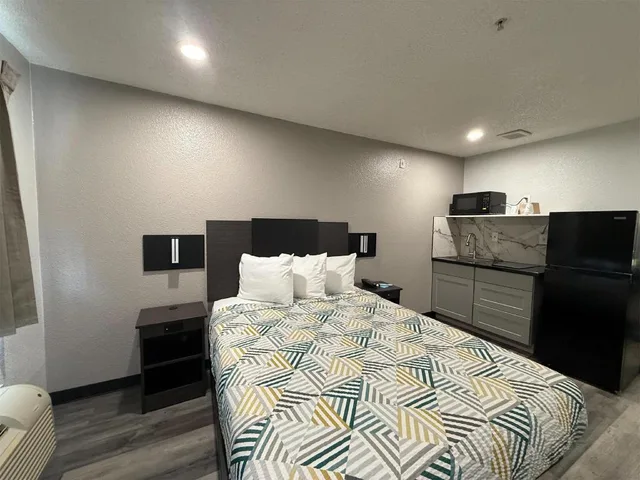 1 Queen Bed ADA/RI Shower/Nsmk/Kitchen، OYO 1000969 Studio6 Tacoma, WA - South 10/10