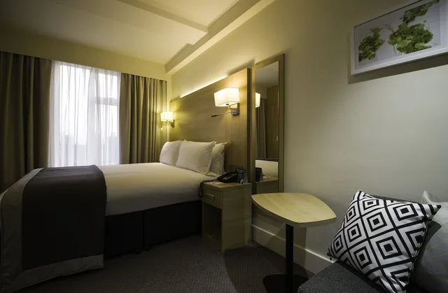 غرفة بريميوم بسرير كينج، Holiday Inn London - Kensington High St. by IHG 4/8