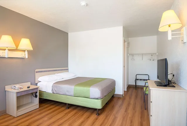 غرفة قياسية بسرير مزدوج لذوي الإعاقة، Motel6 Pueblo, CO - I-25 2/4