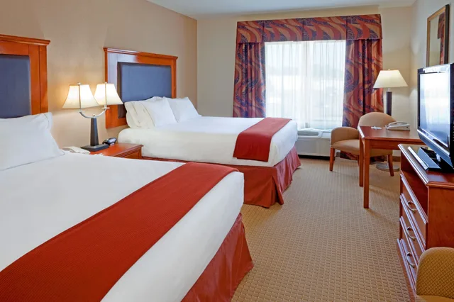 جناح بسرير كوين بحوض جاكوزي، Holiday Inn Express Hotel Suites Latham 1/2