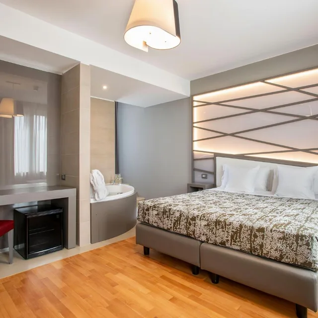جناح جونيور بجاكوزي، Fortyfive Squared Hotel 1/3