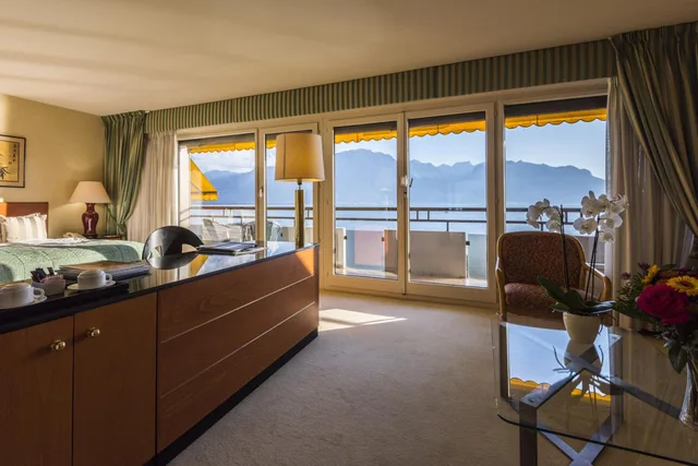 جناح جونيور بإطلالة على البحيرة بشرفة، Royal Plaza Montreux Hotel 1/2