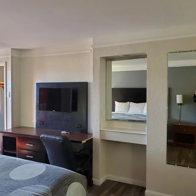 Room, King Bed, Relax Inn 5/10