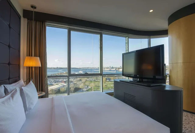 غرفة بسرير كينج بإطلالة على البحر بحوض جاكوزي، Doubletree By Hilton Hotel Istanbul - Moda 3/10