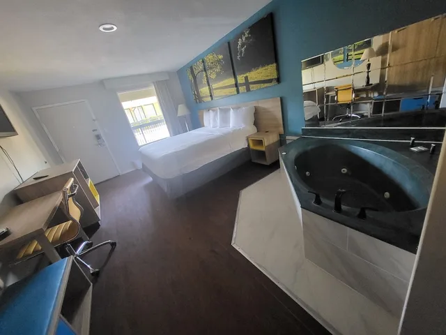 غرفة قياسية بسرير كينج بحوض جاكوزي، Park Inn by Radisson, Attalla-Gadsden 5/6