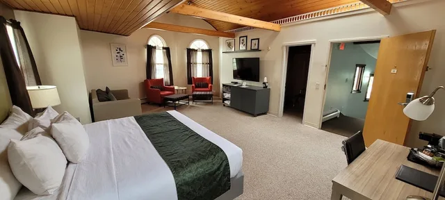 جناح شهر العسل بسرير كينج مع أريكة، Pictured Rocks Inn & Suites 1/5