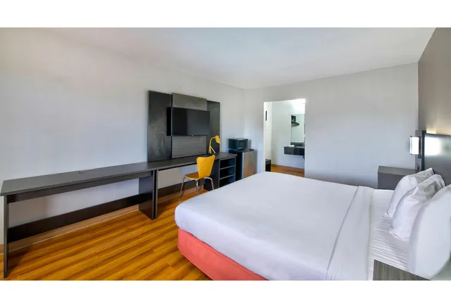 1 King Bed - Mobility Accessible Tub, Nsmk، Motel6 Gainesville, GA 3/5