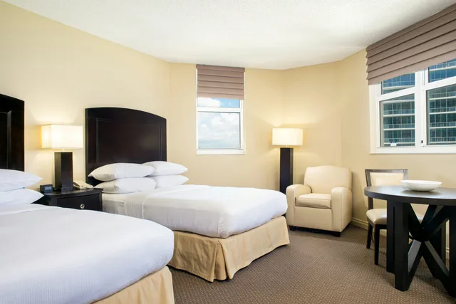 غرفة بسريرين مزدوجين بإطلالة جزئية على البحر، Doubletree By Hilton Ocean Point Resort – North Miami Beach 1/2