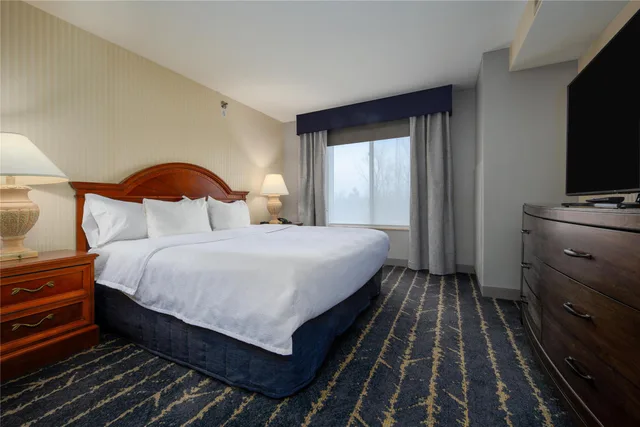 جناح جونيور، Hilton Garden Inn Milwaukee Northwest Conference Center 2/2