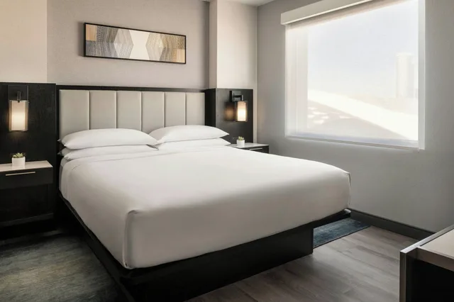 Suite, King Bed, Las Vegas Marriott 2/5