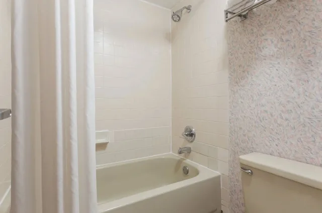 1 Bedroom, Suite, King Bed, Ramada By Wyndham Portland 6/7