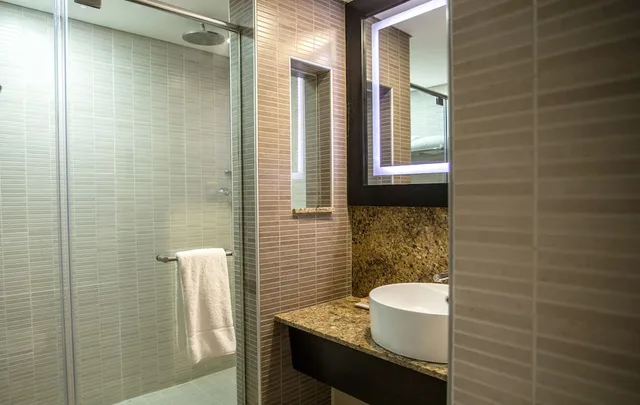غرفة قياسية بسرير كوين، Movenpick Hotel Ikoyi Lagos 5/5