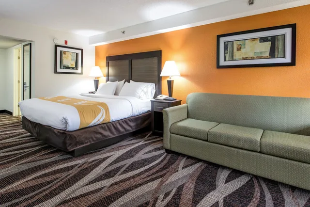 غرفة بسرير كينج بإطلالة على الجبل بشرفة، Quality Inn Creekside - Downtown Gatlinburg 3/10