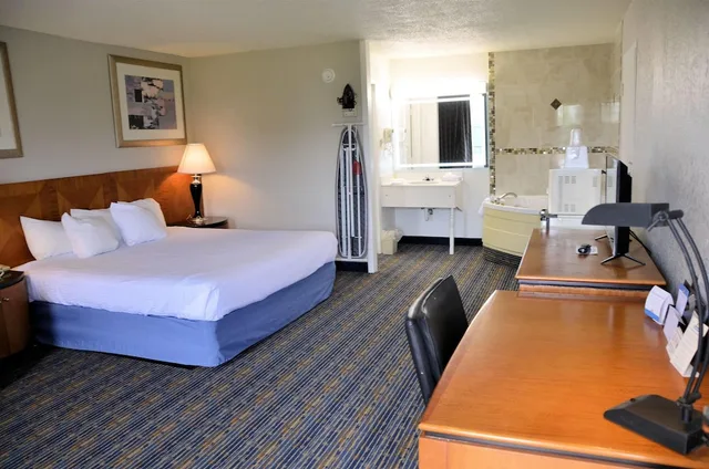 Upgrade, King Bed, Hot Tub، Days Inn by Wyndham Luray Shenandoah 5/10