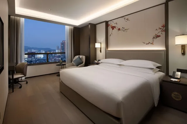 جناح بريميوم بسرير كينج، Yuexiu Hotel Guangzhou, Curio Collection by Hilton 1/8