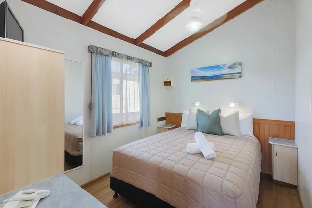 كابينة ديلوكس بسرير كوين وسرير فردي، Reflections Holiday Parks Lake Burrendong 1/4