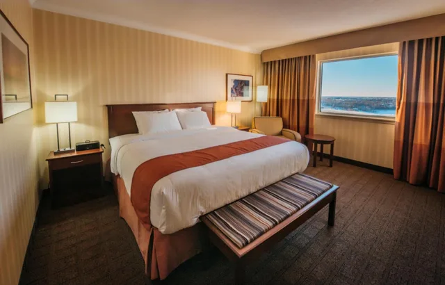 غرفة سوبيريور بسرير كينج، The Explorer Hotel 3/4