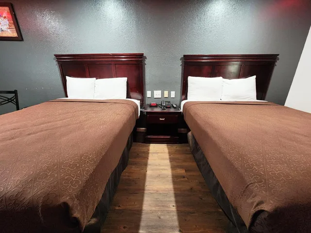 Room, 2 Queen Beds, Express Inn Hobby Airport 3/9